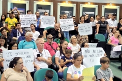 Moradores-protestam-contra-empresa-de-transbordo-do-lixo-em-Forquilhinha-4