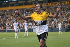 Eder-comemora-o-segundo-gol-na-vitoria-do-Tigre