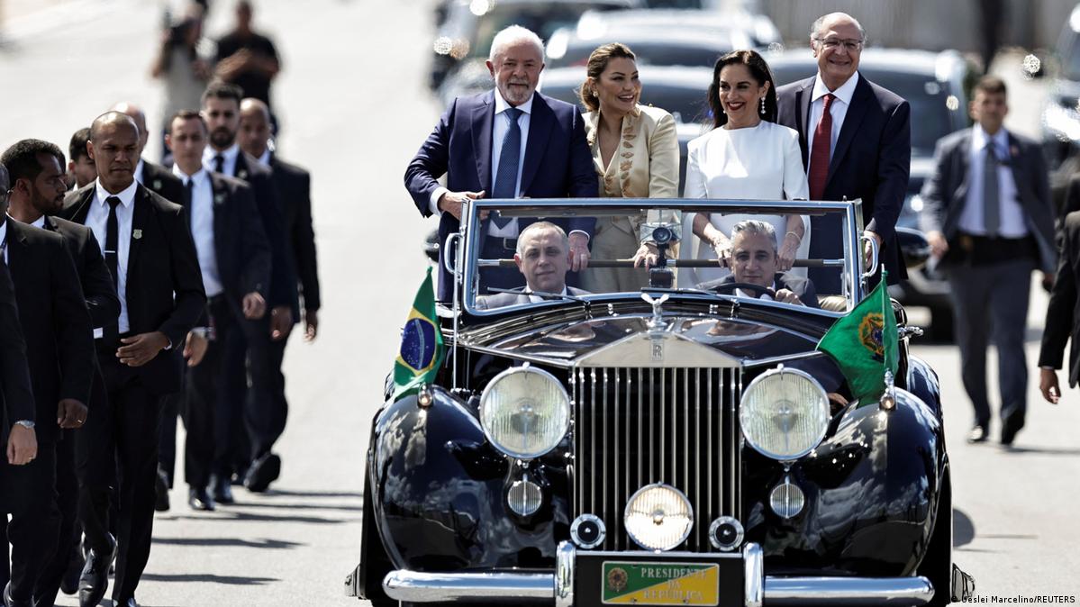 Lula Recebe Faixa ‘do Povo’ E Toma Posse Como Presidente Do Brasil Pela ...